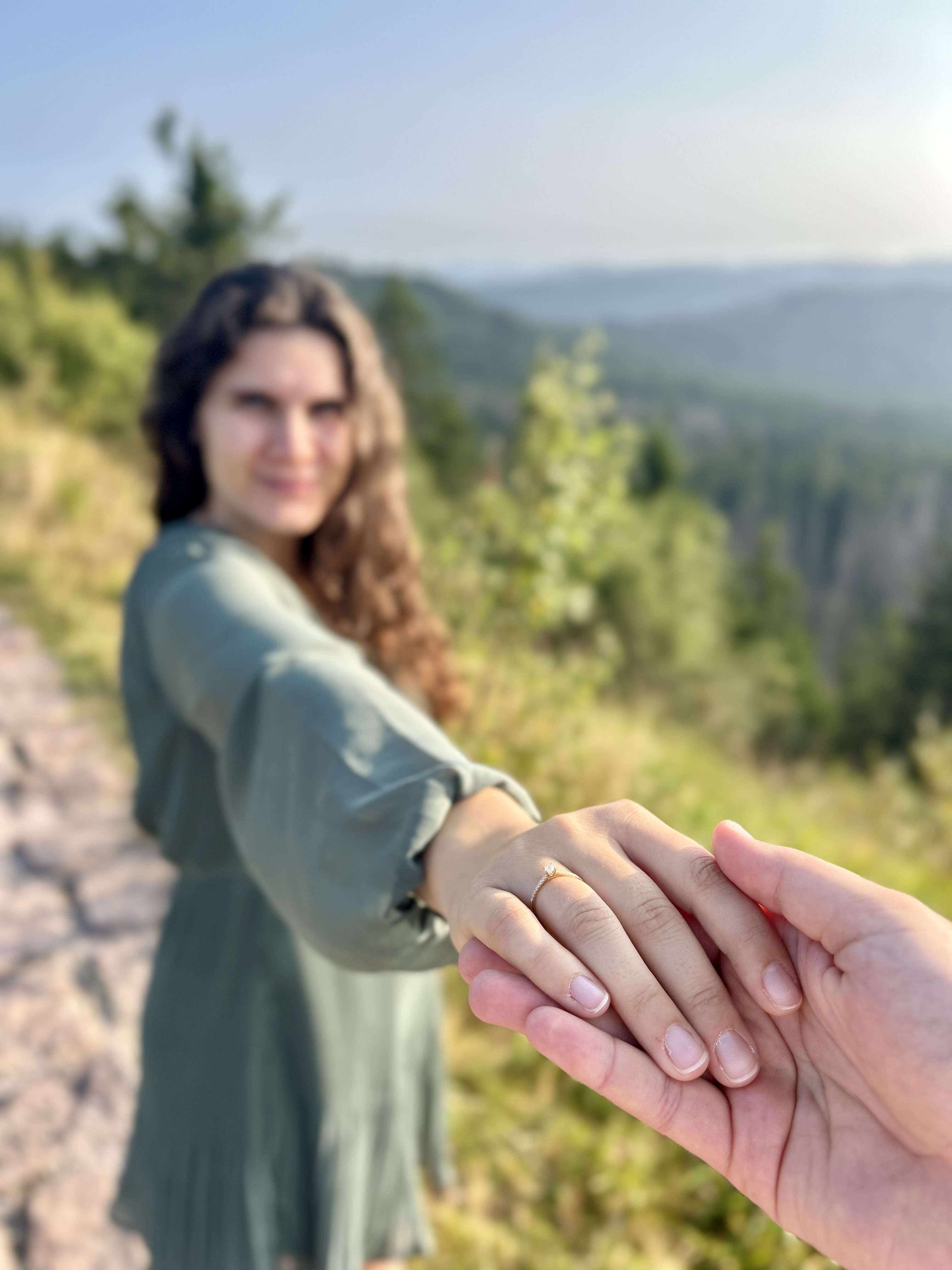 Bild von Angi mit Verlobungsring