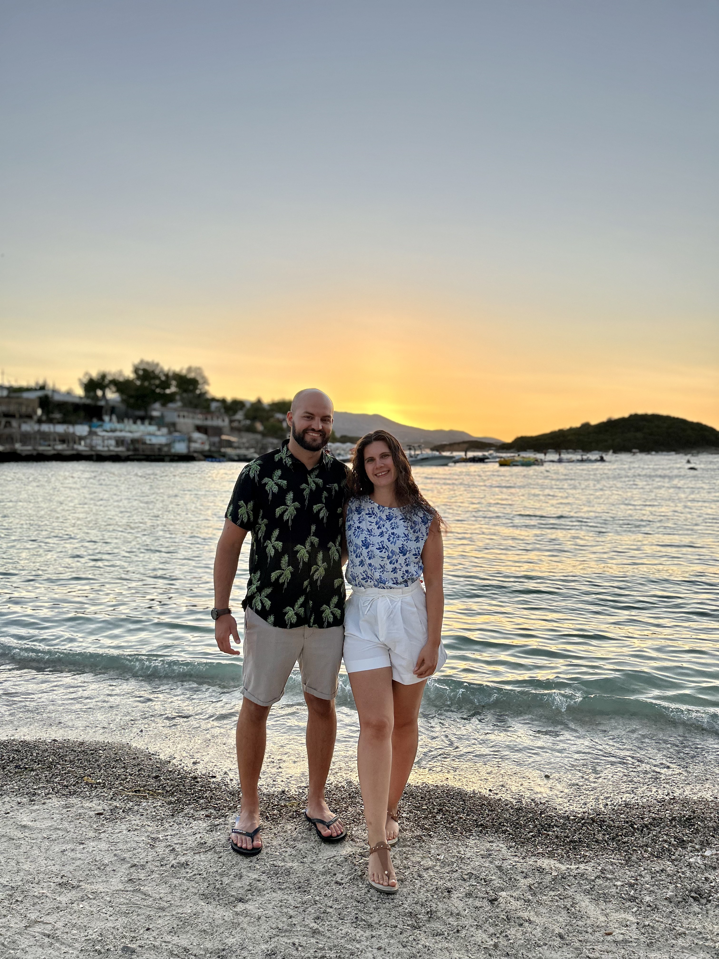 Angi und Richi in Albanien am Strand bei Sonnenuntergang
