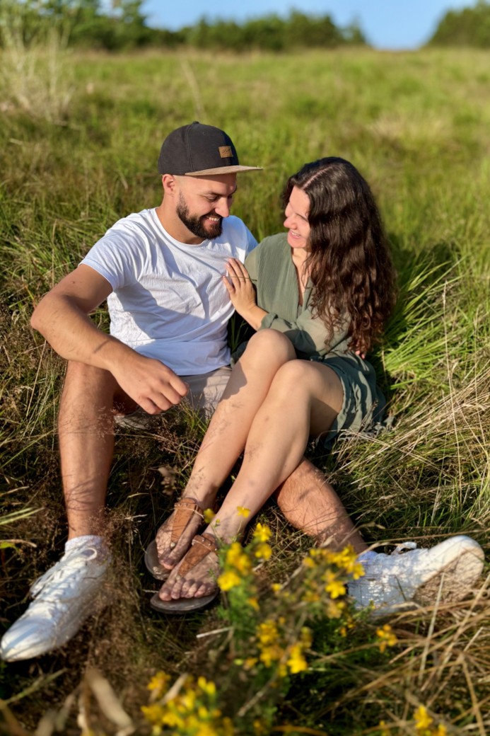 Angi und Richi im Gras auf der Hornisgrinde