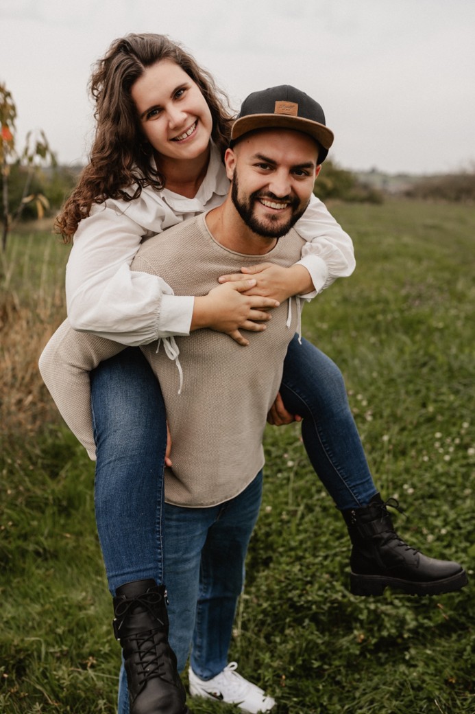 Angi und Richi Huckepack beim Fotoshooting